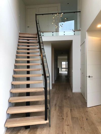 Glass balustrade on an open riser staircase