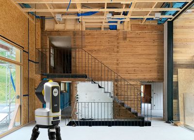 Leica iCON iCS50 measuring system set up at a timber-frame staircase site
